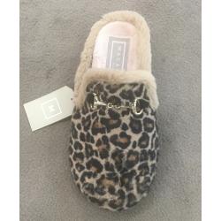 Mule d'interieur plate façon ANAIS 101 LEOPARD chaîne mocassin coup de pied