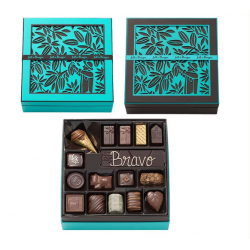 Boite carrée bleue de 440 g de chocolats fourrés