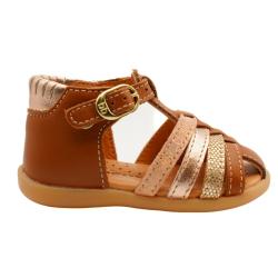 Bébé debout fille Nu-pieds