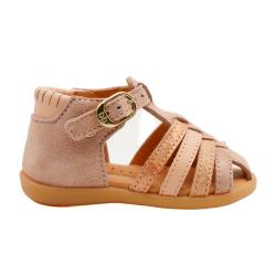 Bébé debout fille Nu-pieds
