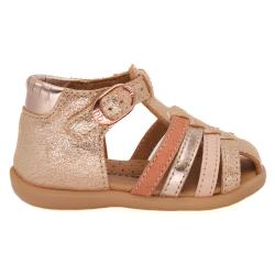 Bébé debout fille Nu-pieds