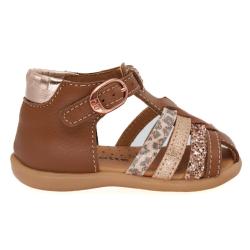 Bébé debout fille Nu-pieds