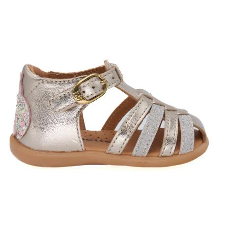 Bébé debout fille Nu-pieds