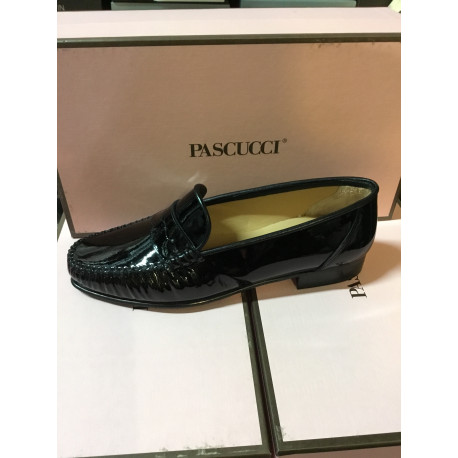 Mocassin de chez  PASCUCCI 1701 en cuir nappa vernis noir tout cuir + patin caoutchouc